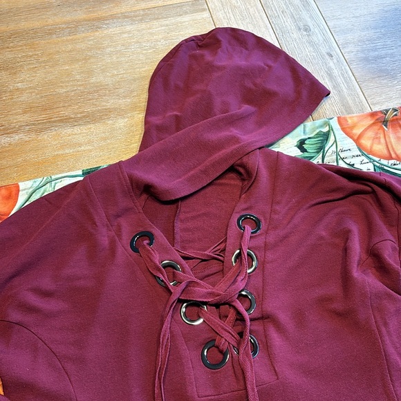Sweatshirt with grommets - Picture 4 of 6